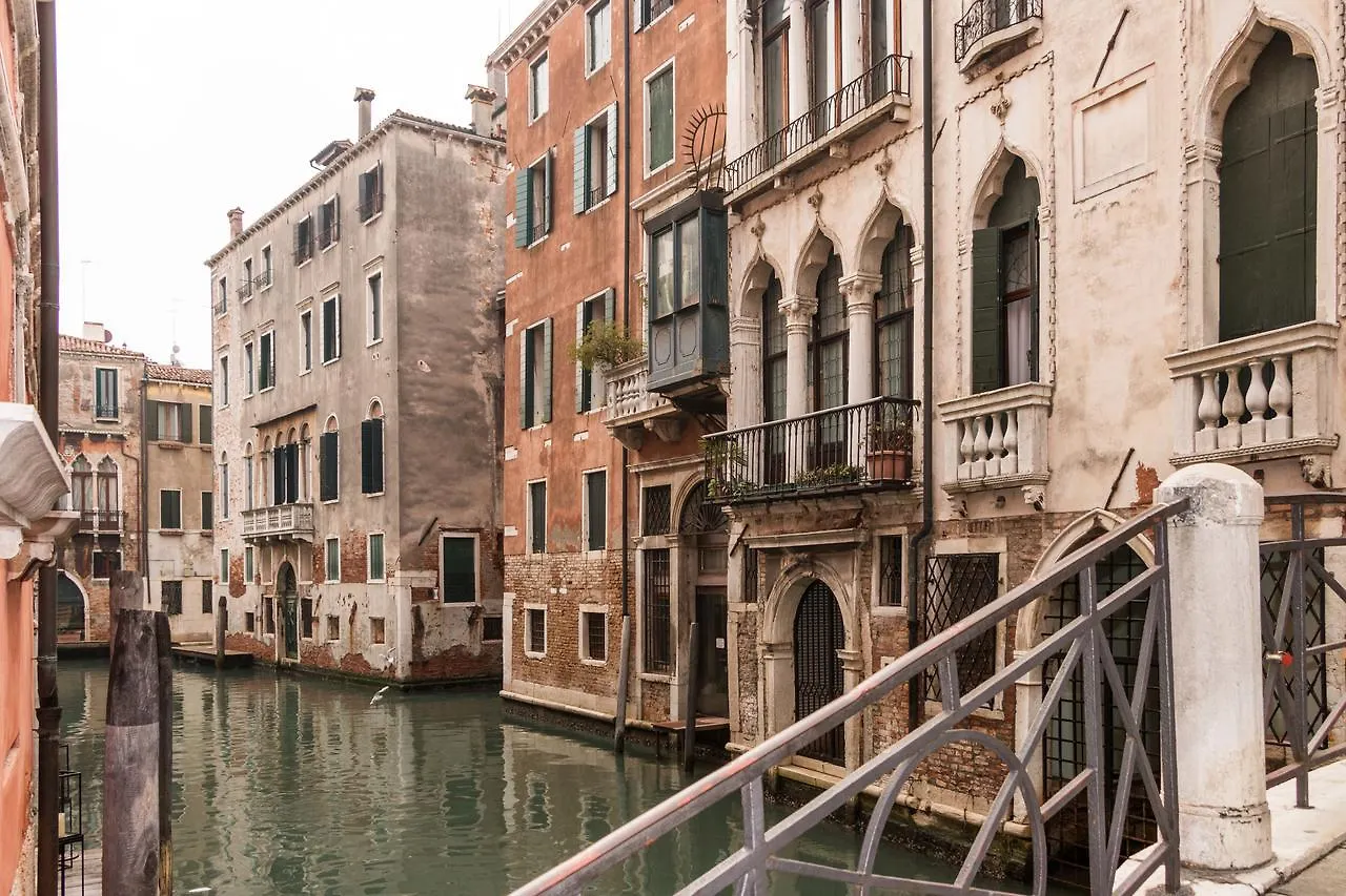 Apartamento La Fenice Double Canal view Venecia Italia